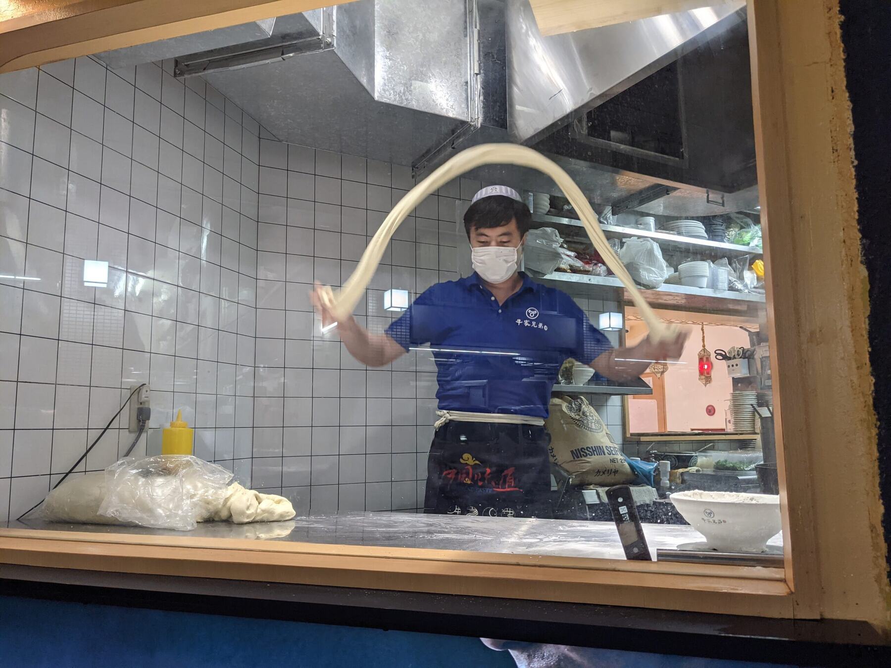 新宿店のオープンキッチンで麺を手延べする職人